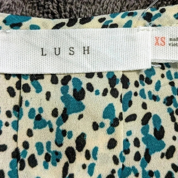 Lush Women's Short Sleeve V-neck For Print Top Green‎ Blue Cream Size XS NWOT - Picture 4 of 4